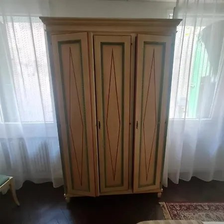 Lovely In Венеция